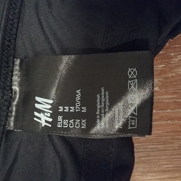 (M) H&M Soft Ruffle V Neck One Piece Swimsuit Beach Vacation Resortwear Poolside - Picture 2 of 7